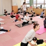 親子でヨガに取り組んだ参加者たち＝灘区深田町４