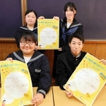 香住駅前で開くイベントをＰＲする生徒たち＝香住高校