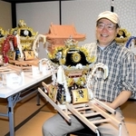 身近な素材で播磨の祭り屋台の精巧な模型を作り上げる山本武さん＝姫路市広畑区蒲田