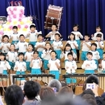 舞台上で元気な歌声を響かせる児童たち＝手柄小学校