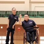 白石義正さん（右）と二俣雅樹さん＝神戸市西区曙町、県立障害者スポーツ交流館