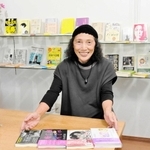 文庫カフェで新刊書を紹介する藤原国子さん＝小野市大開町