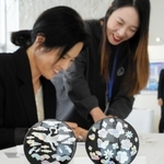 韓国伝統の螺鈿細工を紹介するワークショップ＝中央区東川崎町１