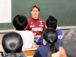 訪問した小部東小６年生と夢について語り合う神戸のＤＦ酒井高徳＝神戸市北区鈴蘭台北町７