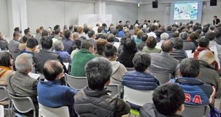 さまざまな意見が飛び交った播磨臨海地域道路の説明会＝高砂市高砂町松波町