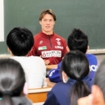 訪問した小部東小６年生と夢について語り合う神戸のＤＦ酒井高徳＝神戸市北区鈴蘭台北町７