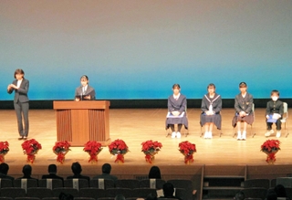 「人権フェスタ」で人権作文を読む入賞者＝田園交響ホール