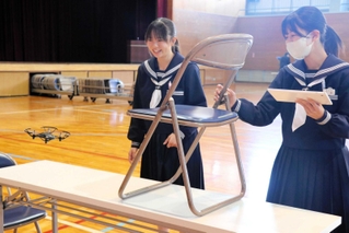 動かす方向や高さなどをプログラミングし、ドローンを動かす生徒＝荒井中学校