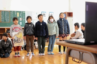 宮城県気仙沼市の児童福祉施設にオンラインでもち米の作り方を説明する高雄小の児童＝赤穂市高雄