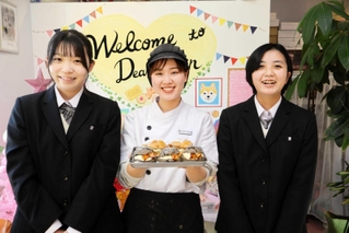 シュークリームのレシピを考案した松本侑奈さん（左）、丸林美穂さん（右）と販売に協力するＤｅａｒコロン店長の浜田茉美さん＝いずれも洲本市新村