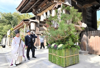 門松を奉納した福岡造園緑化・福岡清会長と本名孝至宮司＝伊弉諾神宮