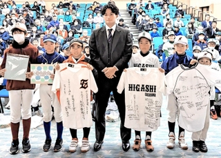 地元の野球少年たちと並ぶ中森俊介投手（中央）＝丹波篠山市民センター