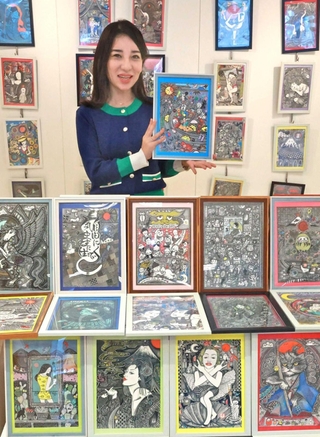 ボールペン画の作品を手にする橋本薫さん＝神戸阪急