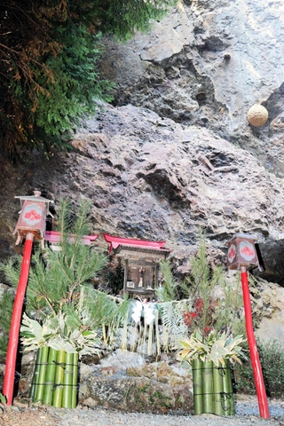 巨岩のふもとのほこらに設置された門松＝いずれも三田市母子、天狗岩稲荷神社