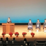 「人権フェスタ」で人権作文を読む入賞者＝田園交響ホール