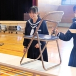 動かす方向や高さなどをプログラミングし、ドローンを動かす生徒＝荒井中学校