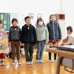 宮城県気仙沼市の児童福祉施設にオンラインでもち米の作り方を説明する高雄小の児童＝赤穂市高雄