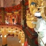 長いはたきを使ってほこりを取り除く職員ら＝姫路市名古山町