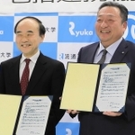 包括連携協定を結んだ流通科学大の藤井啓吾学長（左）と佐伯謙作播磨町長＝播磨町役場