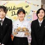 シュークリームのレシピを考案した松本侑奈さん（左）、丸林美穂さん（右）と販売に協力するＤｅａｒコロン店長の浜田茉美さん＝いずれも洲本市新村