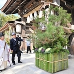 門松を奉納した福岡造園緑化・福岡清会長と本名孝至宮司＝伊弉諾神宮