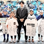 地元の野球少年たちと並ぶ中森俊介投手（中央）＝丹波篠山市民センター