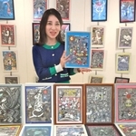 ボールペン画の作品を手にする橋本薫さん＝神戸阪急
