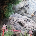 巨岩のふもとのほこらに設置された門松＝いずれも三田市母子、天狗岩稲荷神社