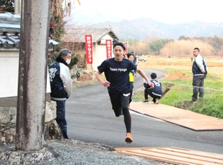 境内へと一番乗りする谷口愛希さん＝丹波市春日町野村