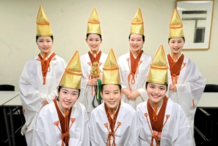 笑顔で福を届ける福娘の７人＝姫路市豊沢町