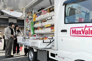 総菜や生鮮食品などを販売する移動販売車＝多可町加美区清水