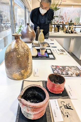 徳利や片口などが並ぶ会場＝いずれも兵庫陶芸美術館