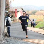 境内へと一番乗りする谷口愛希さん＝丹波市春日町野村