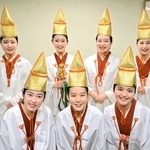 笑顔で福を届ける福娘の７人＝姫路市豊沢町