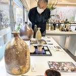 徳利や片口などが並ぶ会場＝いずれも兵庫陶芸美術館