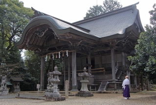県の重要有形文化財に指定された舟城神社本殿。複雑な形の屋根が特徴＝いずれも丹波市春日町長王