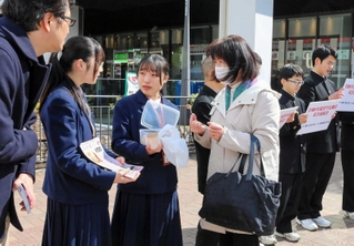 保存食の試食や募金を呼びかける高校生ら＝姫路市駅前町