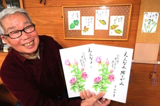 趣味で描いた絵手紙の作品集「ええなあ絵てがみ」を自費出版した芦田正章さん＝丹波市氷上町御油