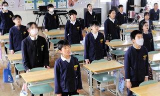 両荘みらい学園の校歌を練習する児童ら＝平荘小学校