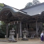 県の重要有形文化財に指定された舟城神社本殿。複雑な形の屋根が特徴＝いずれも丹波市春日町長王
