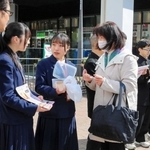 保存食の試食や募金を呼びかける高校生ら＝姫路市駅前町