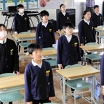 両荘みらい学園の校歌を練習する児童ら＝平荘小学校