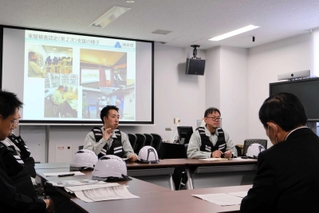 被災地の様子を報告する洲本市職員＝洲本市役所