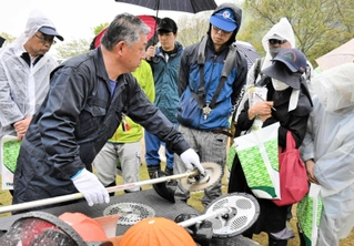 草刈り機の使い方や手入れを説明する藤田正晴さん（左から２人目）＝オークタウン加西