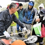 草刈り機の使い方や手入れを説明する藤田正晴さん（左から２人目）＝オークタウン加西