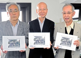 冊子「高砂町ゆかりの人物・３９人展」を発行したルネサンスみなと町高砂のメンバー＝高砂市高砂町今津町