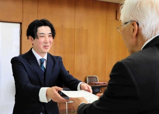 広瀬栄養父市長から委嘱状を受け取る土居一雄さん＝養父市八鹿町八鹿