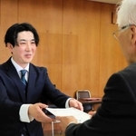 広瀬栄養父市長から委嘱状を受け取る土居一雄さん＝養父市八鹿町八鹿