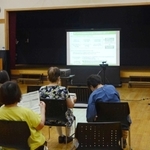 市民病院の跡地活用について、市の担当者（右）から基本方針案の説明を受ける参加者＝有馬富士共生センター