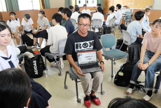 生徒からの疑問や質問に応じる中川達生さん（中央）＝加古川東高校